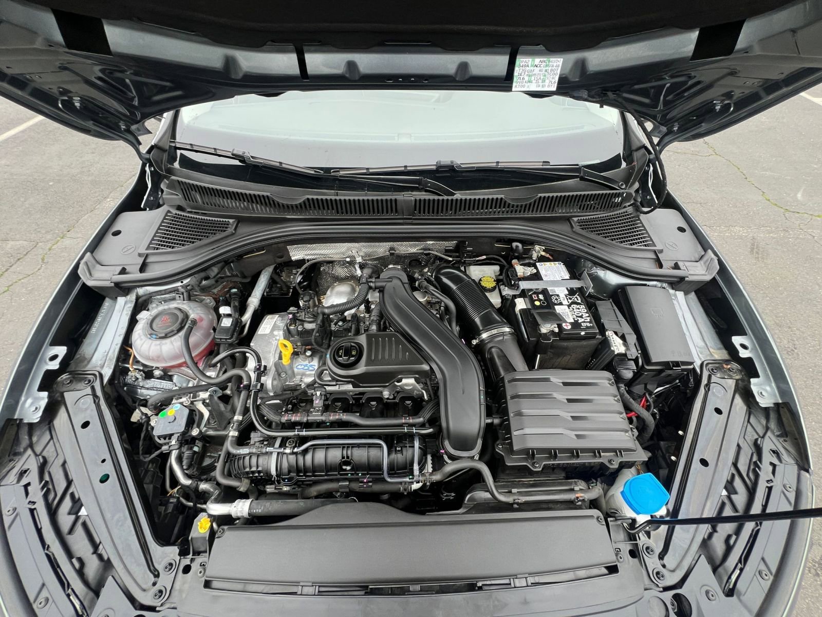 Used 2025 Volkswagen Jetta SE image 32