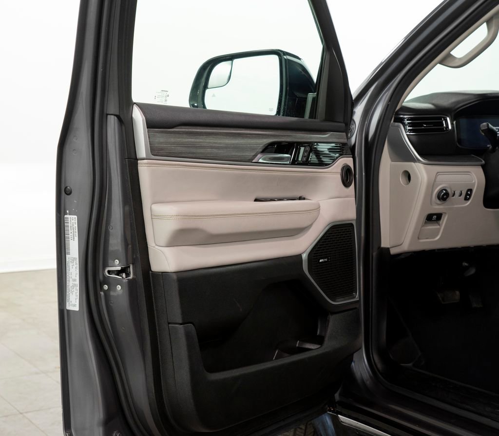 Used 2023 Jeep Wagoneer L Series II image 6