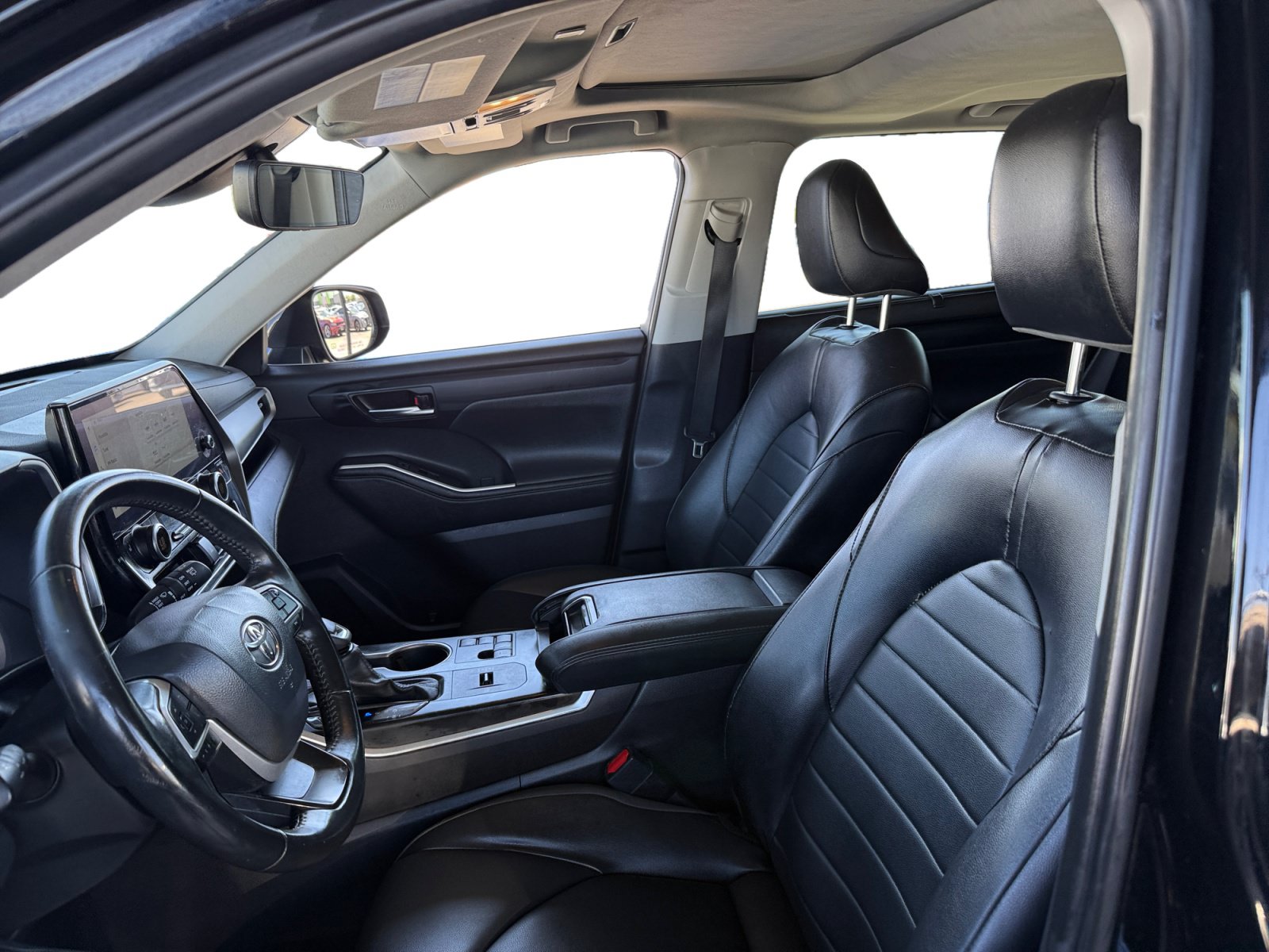Used 2024 Toyota Highlander XLE FWD image 10