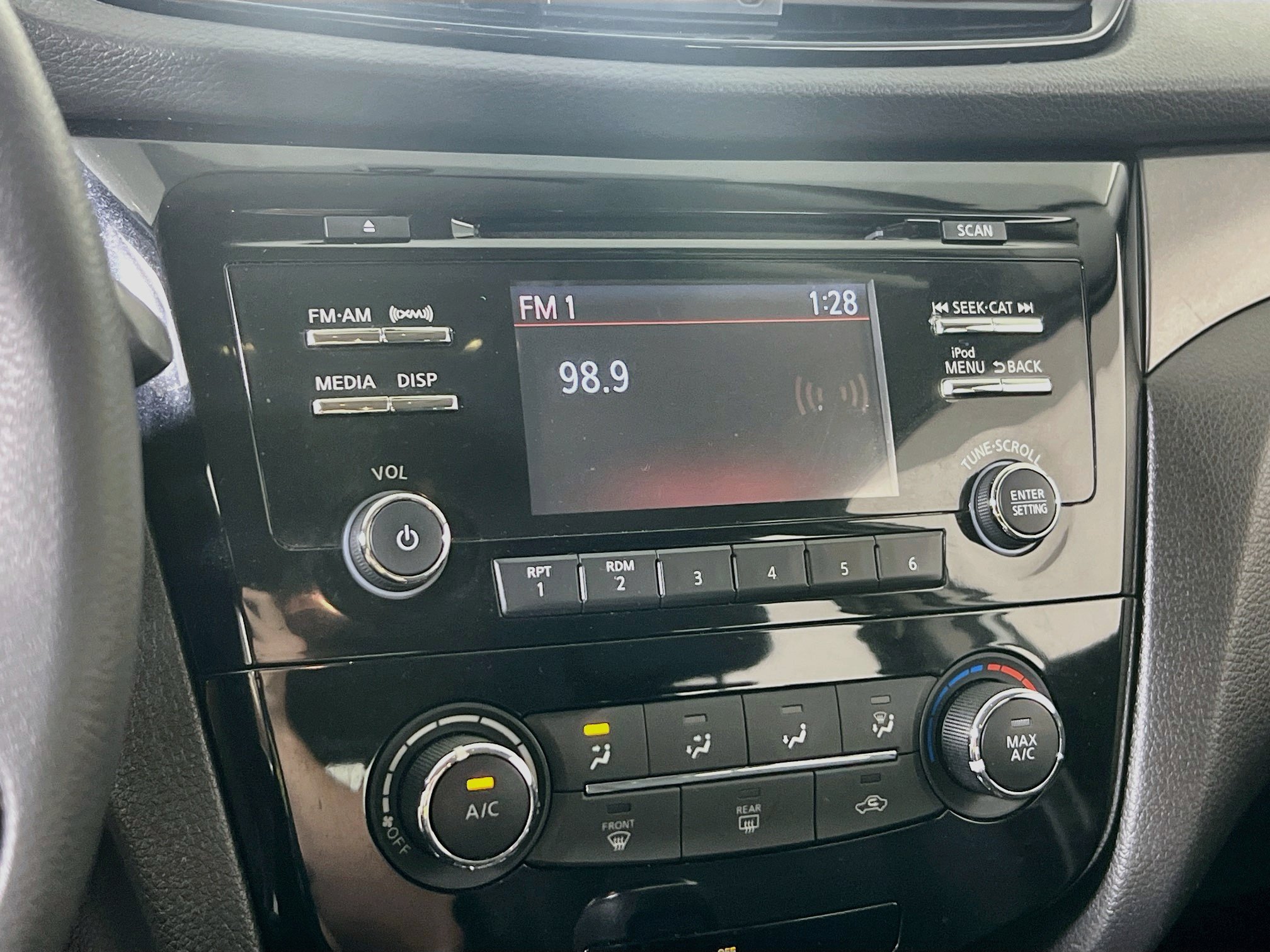 Used 2018 Nissan Rogue Sport S w/ S Appearance Package AWD/4WD image 14