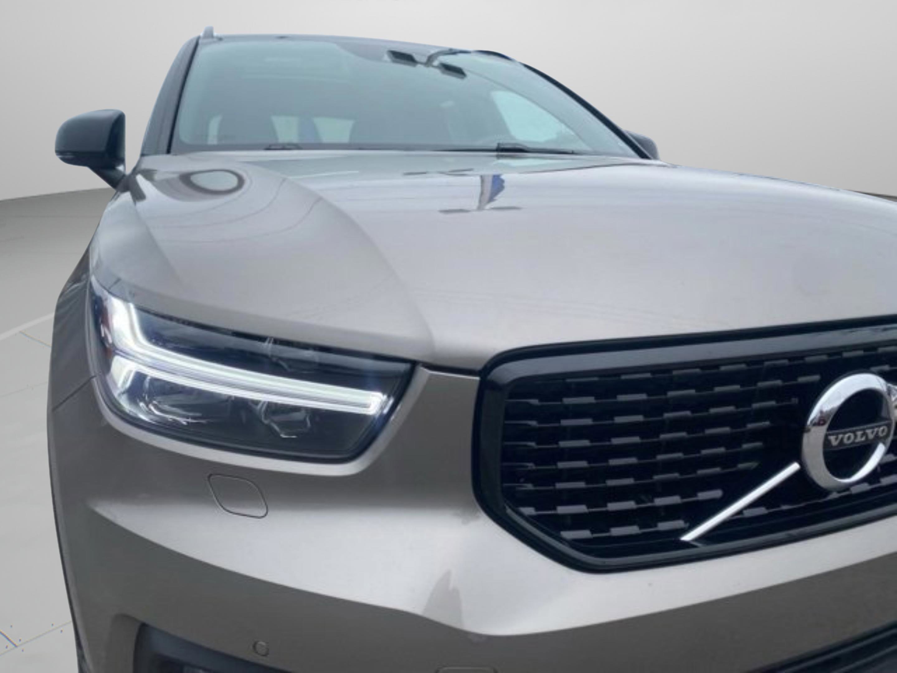 Used 2022 Volvo XC40 T4 R-Design w/ Climate Package image 10