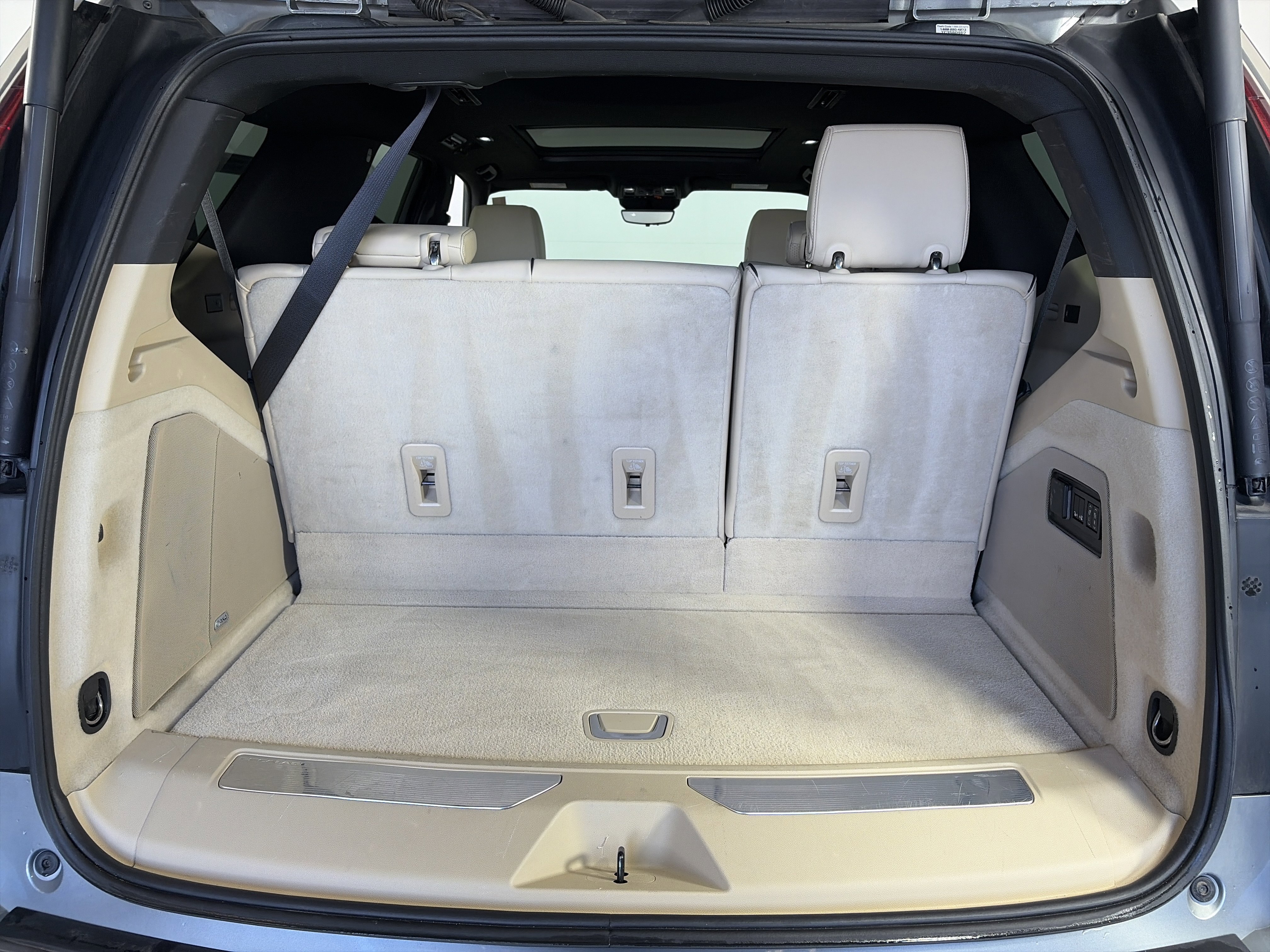 Used 2023 Cadillac Escalade Premium Luxury AWD/4WD image 18