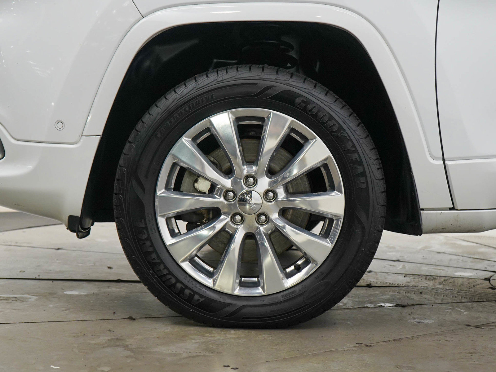 Used 2016 Jeep Cherokee Overland w/ Technology Group AWD/4WD image 29