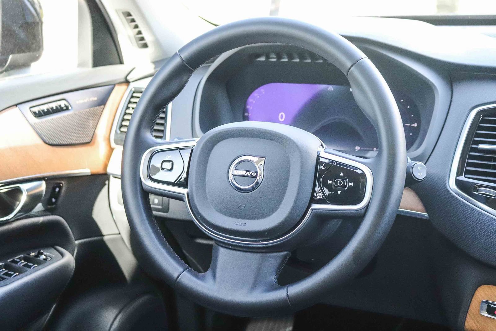 Used 2025 Volvo XC90 T8 Plus w/ Protection Package Premier AWD/4WD image 17