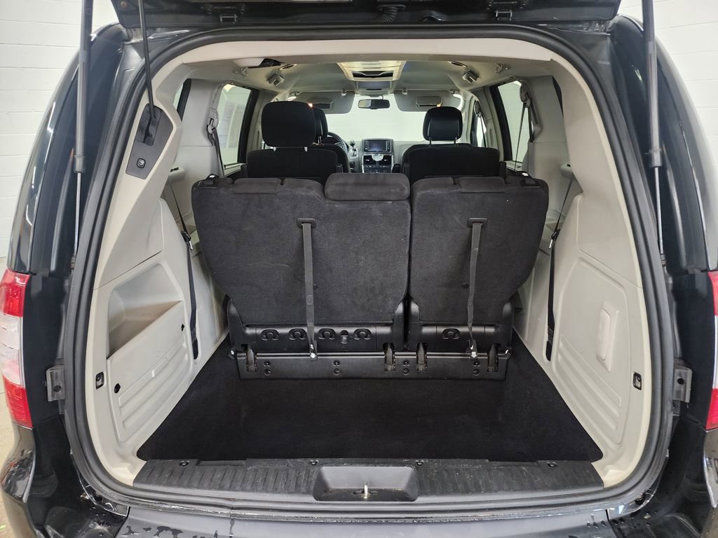 Used 2014 Chrysler Town & Country Touring image 25
