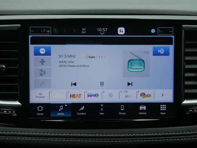 Used 2025 Chrysler Pacifica Limited w/ Trailer Tow Group FWD image 21