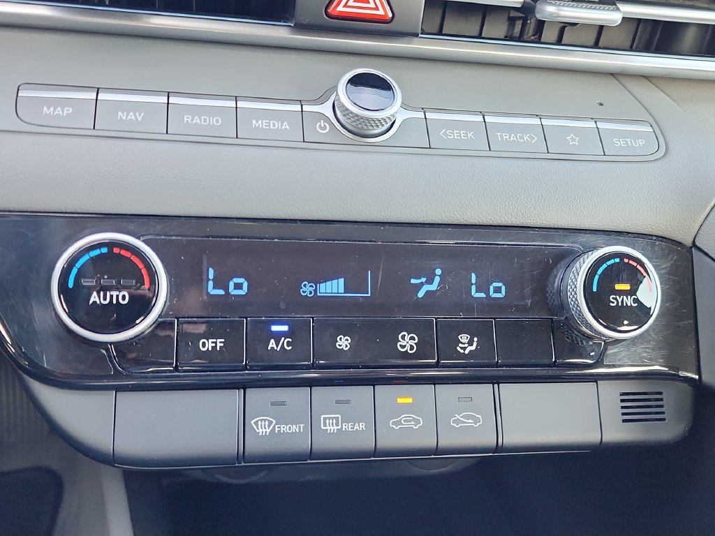 Used 2024 Hyundai Elantra SEL FWD image 19