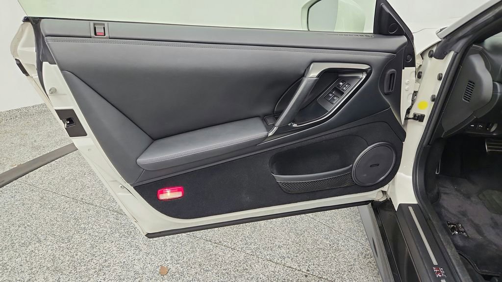 Used 2018 Nissan GT-R Premium image 15