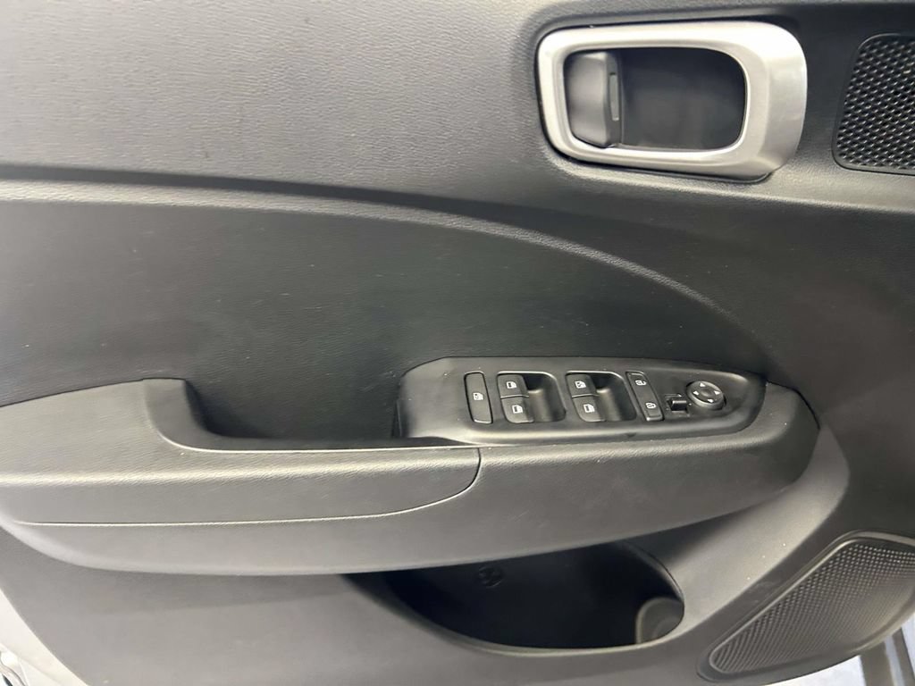 Used 2025 Hyundai Venue SEL FWD image 17