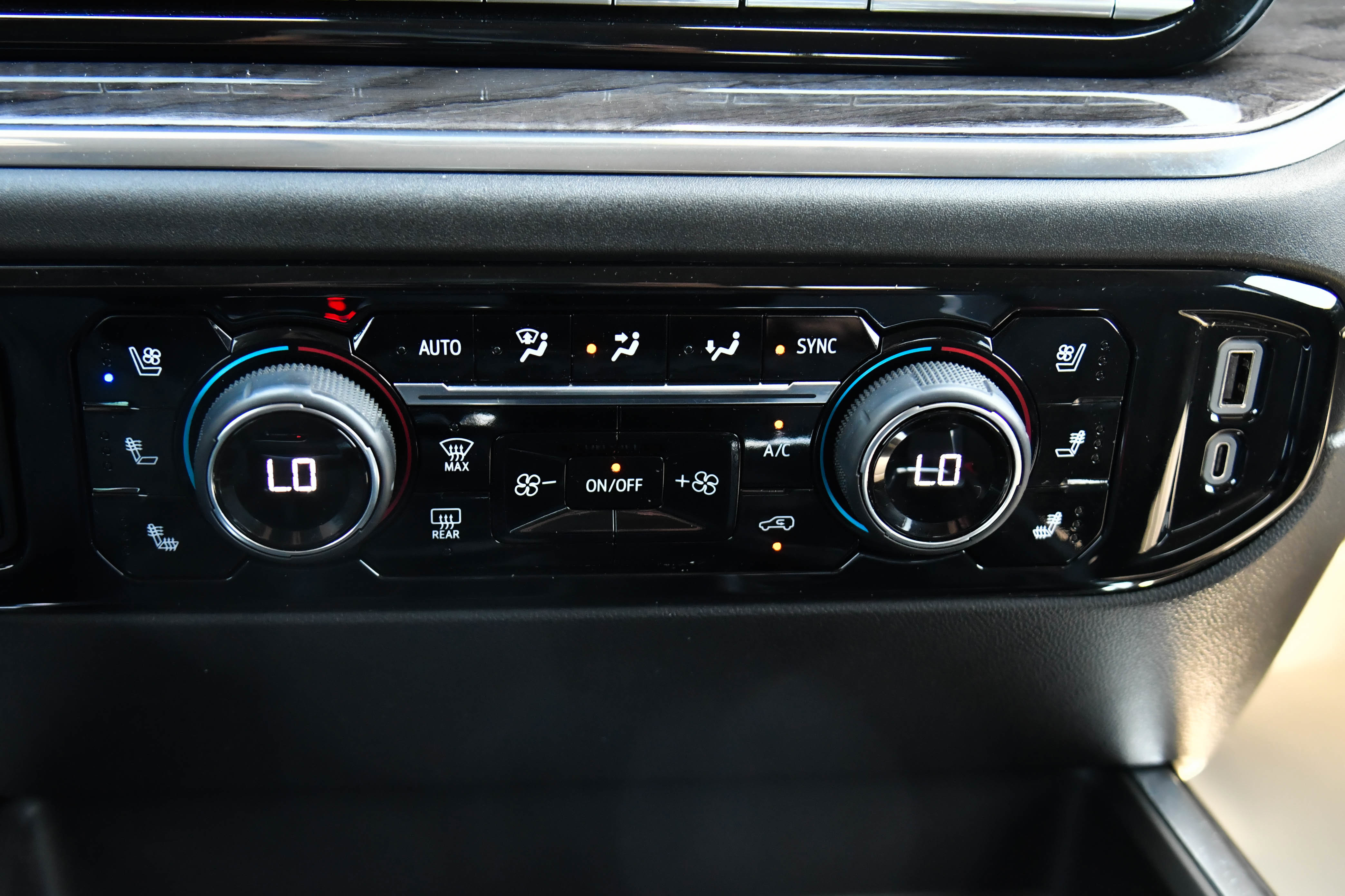 Used 2024 Chevrolet Silverado 1500 LTZ w/ Technology Package AWD/4WD image 35