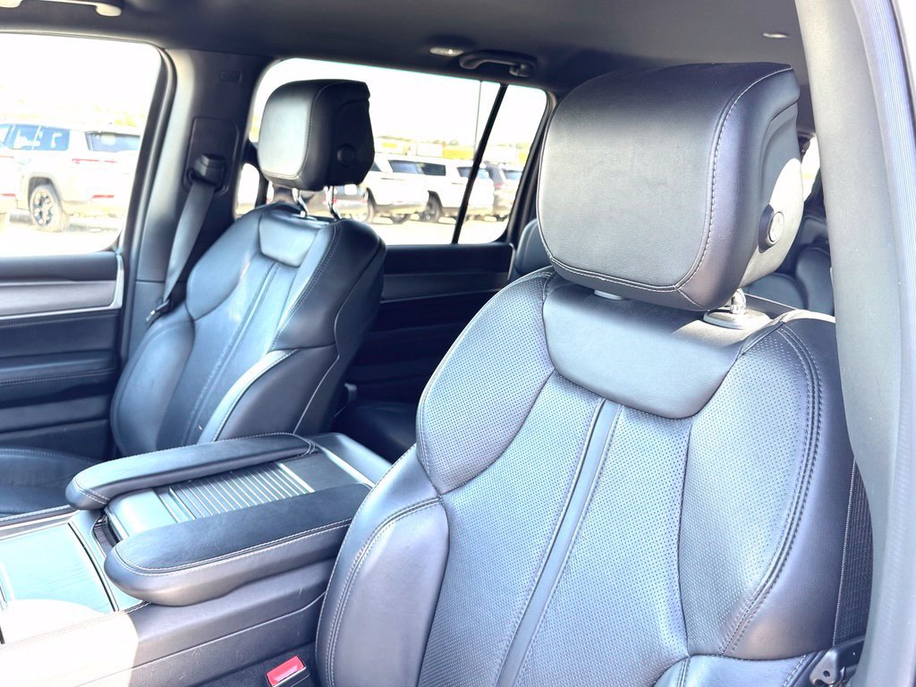 Used 2025 Jeep Wagoneer L Series II w/ 8-pass Seating Package AWD/4WD image 13