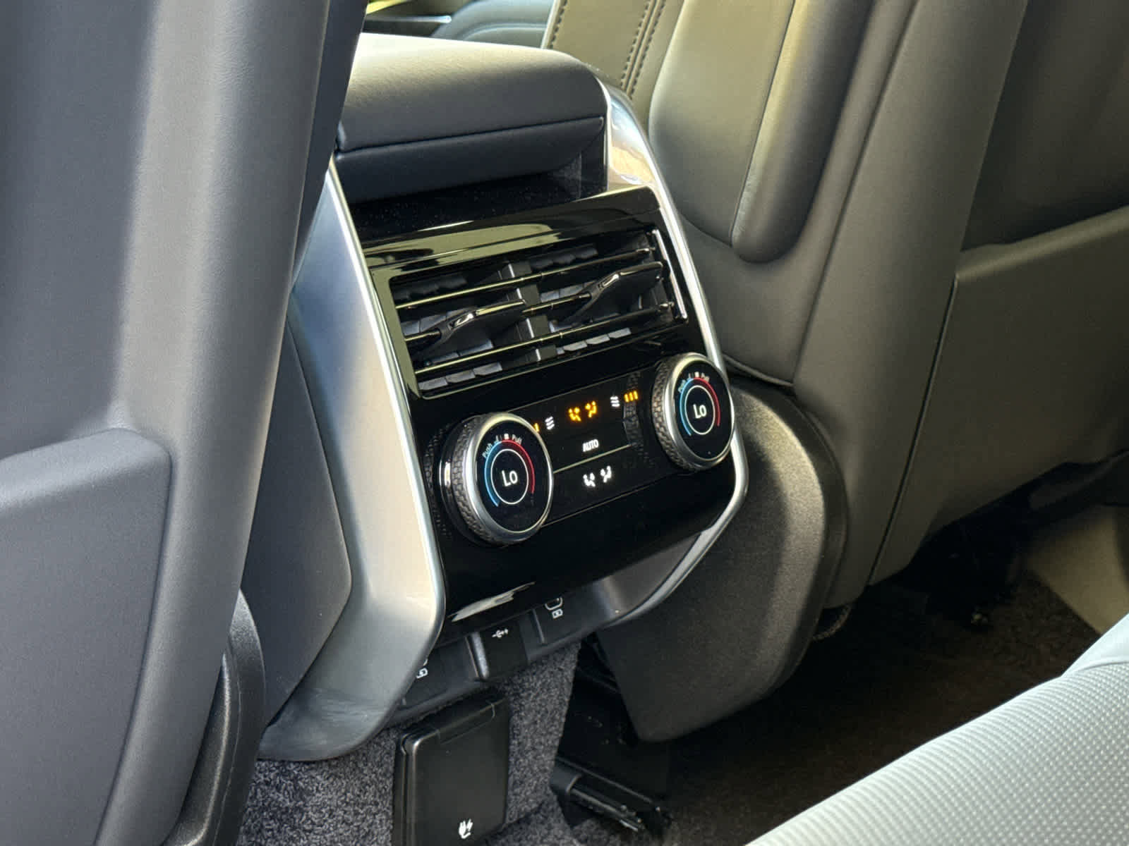 New 2025 Land Rover Range Rover SE image 17