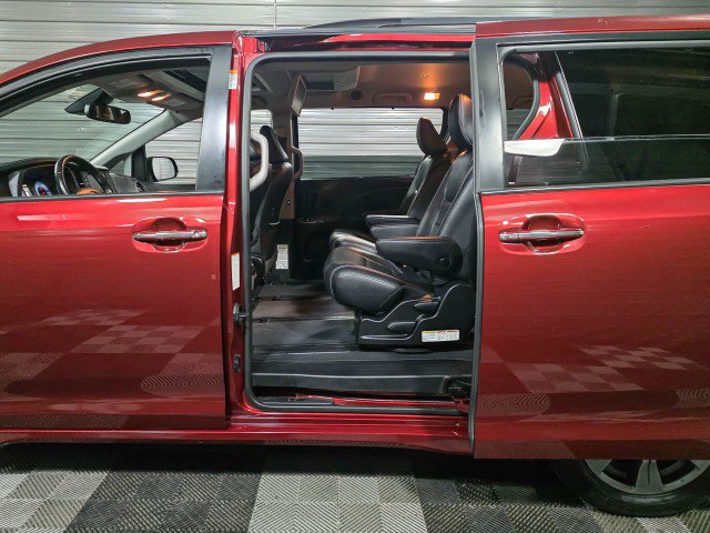Used 2019 Toyota Sienna SE Premium AWD/4WD image 17