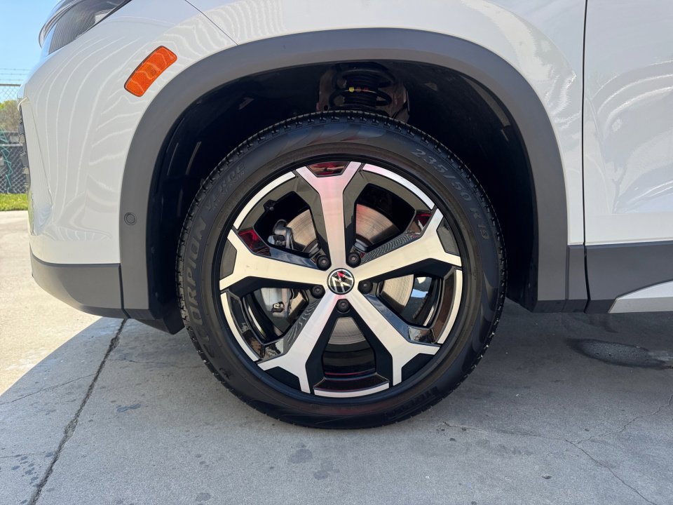 Used 2025 Volkswagen Tiguan SE image 31