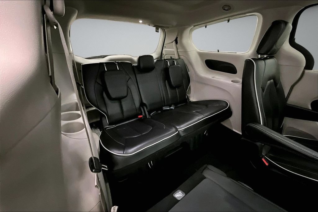 Used 2023 Chrysler Pacifica Limited FWD image 26