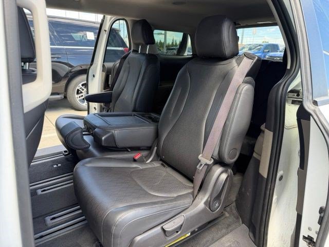 Used 2025 Kia Carnival FWD image 8