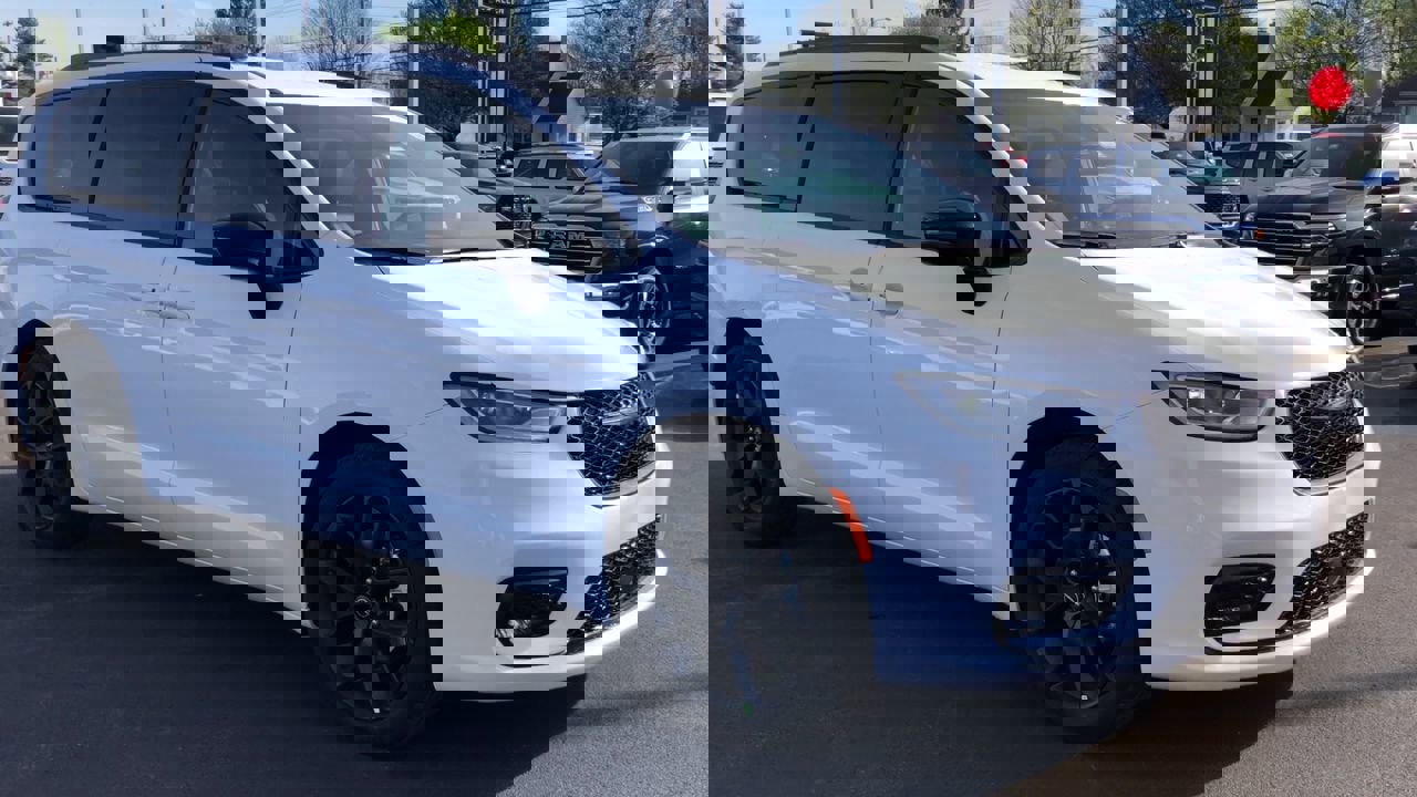 New 2026 Chrysler Pacifica Select image 2