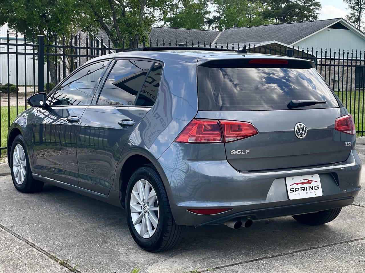 Used 2015 Volkswagen Golf S image 9