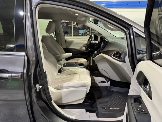 Used 2021 Chrysler Pacifica Touring-L image 15