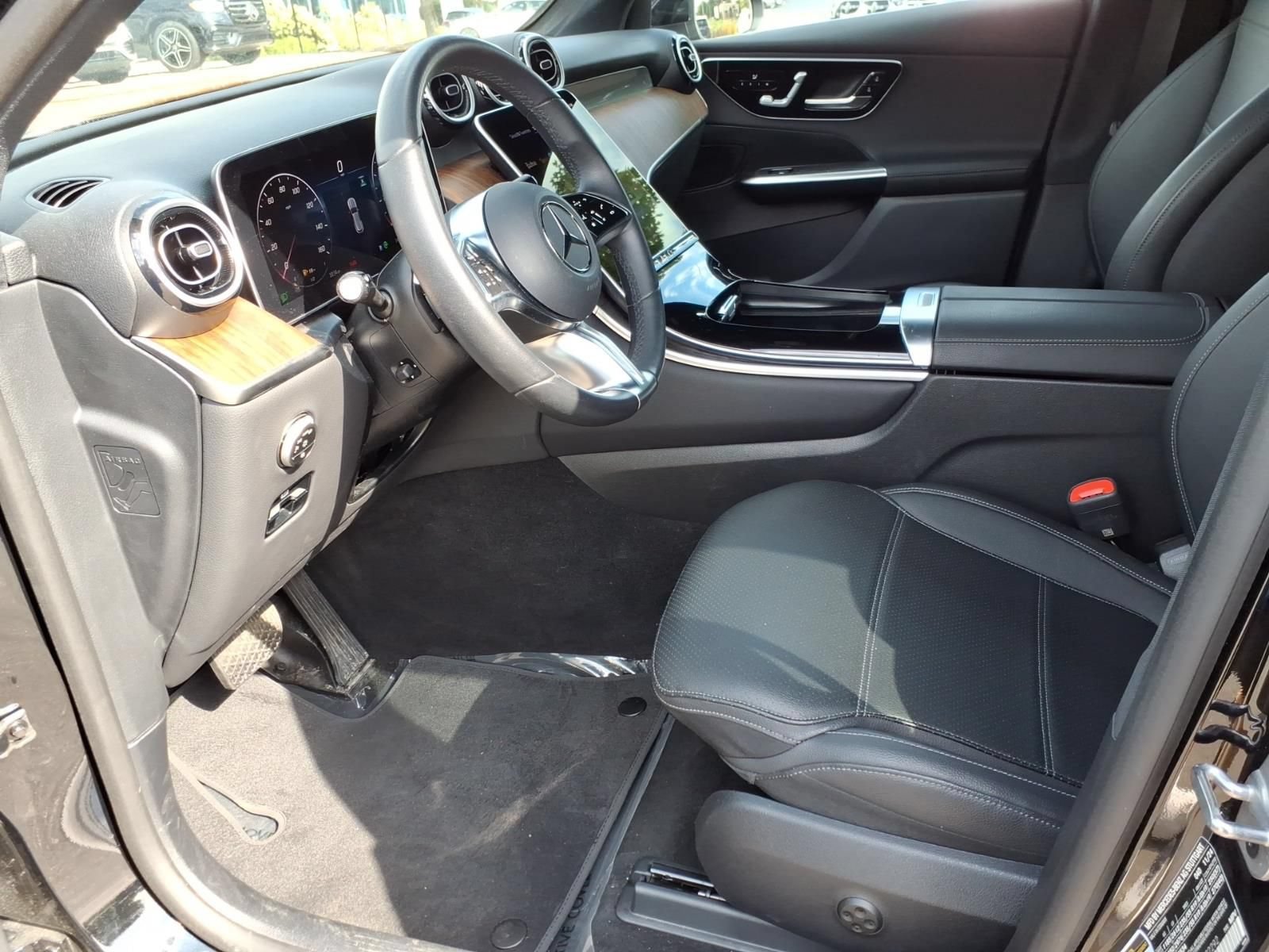 Used 2025 Mercedes-Benz GLC 300 4MATIC image 11