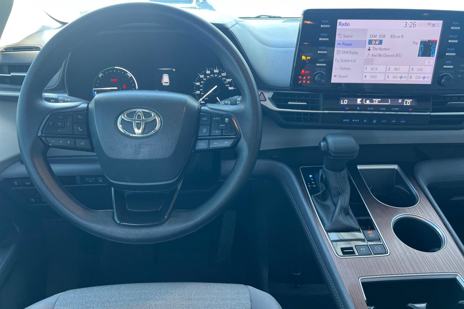Used 2024 Toyota Sienna LE AWD/4WD image 14