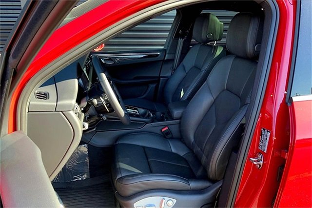 Used 2025 Porsche Macan image 5