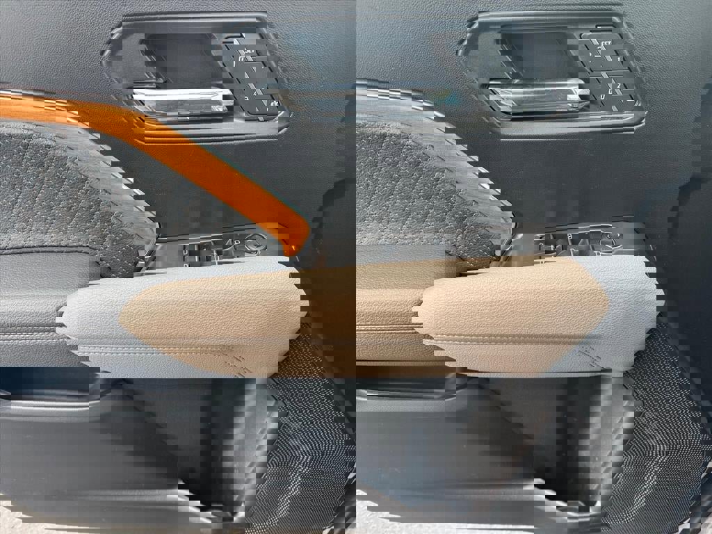 Used 2024 GMC Canyon Denali image 13