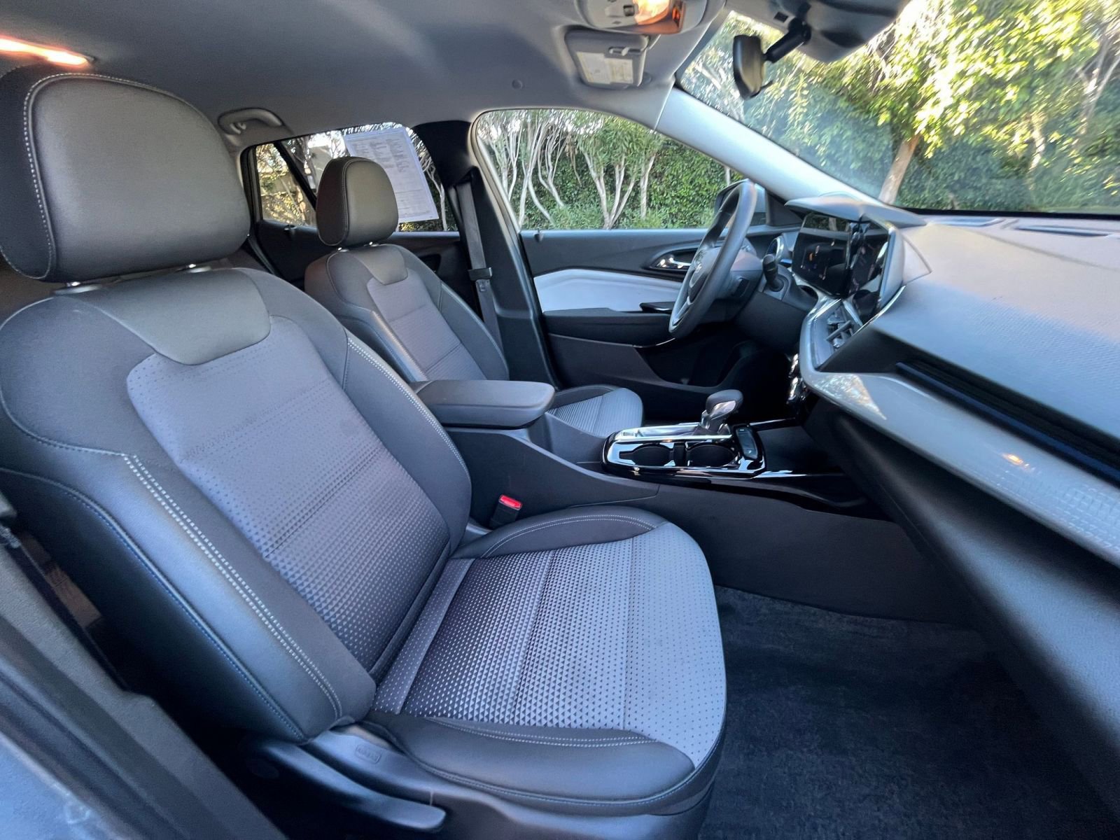 Used 2025 Chevrolet Trax LT image 35