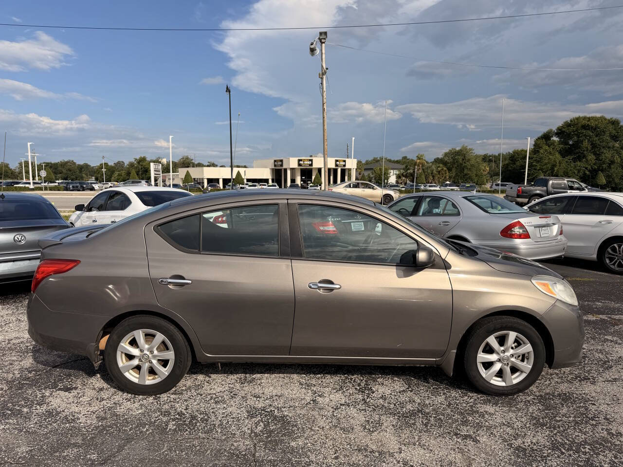 Used 2014 Nissan Versa SV w/ Convenience Package FWD image 3