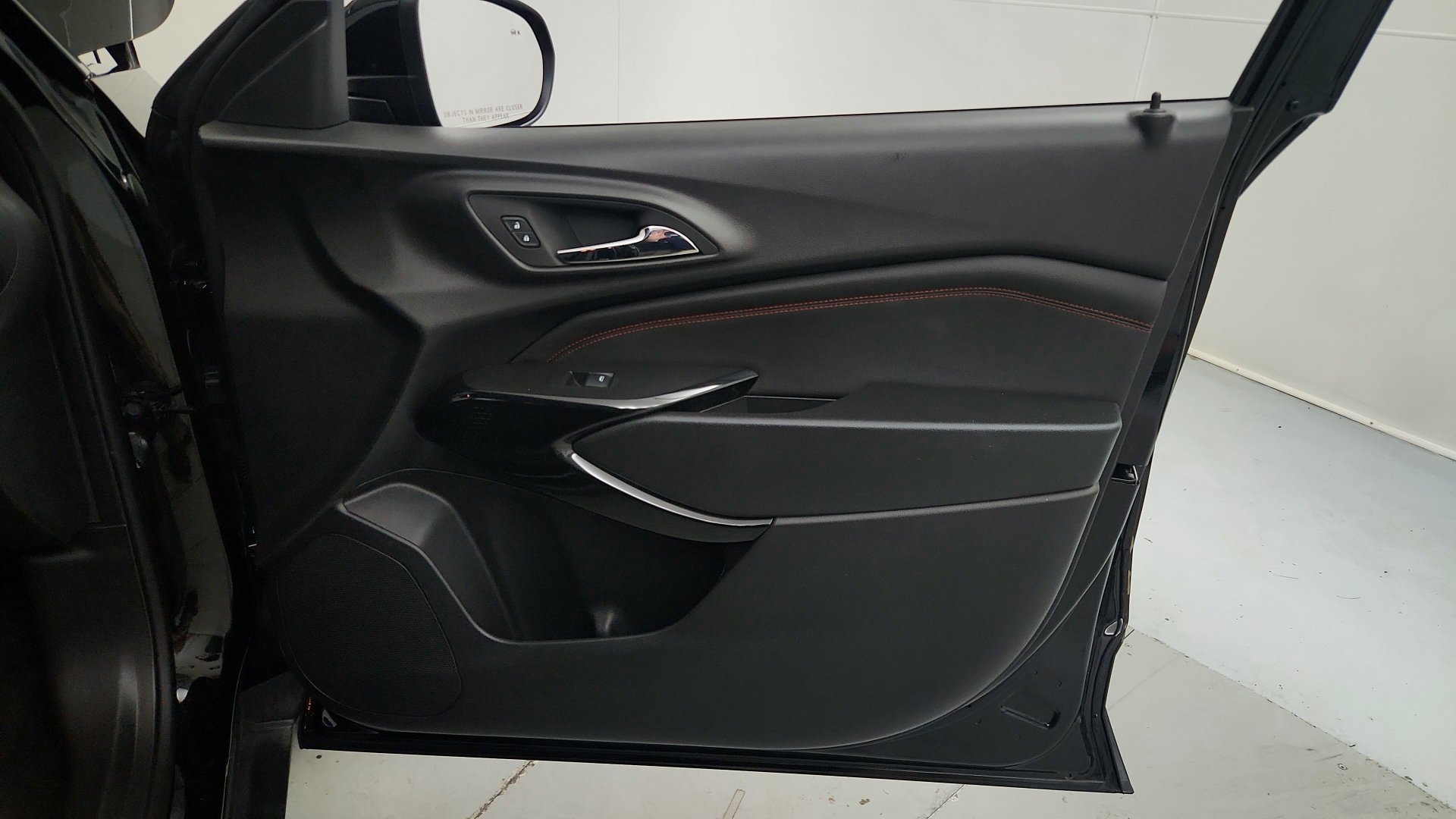 Used 2025 Chevrolet Trax RS w/ Sunroof Package FWD image 29