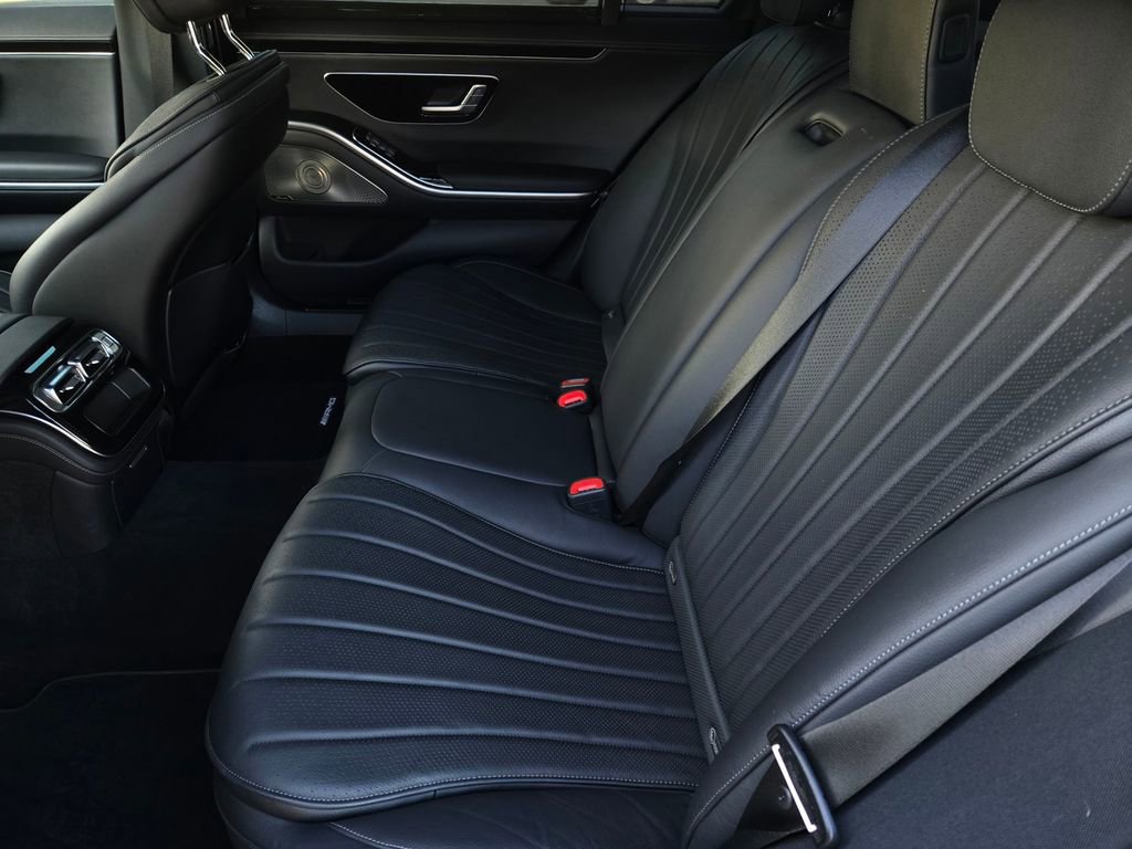 Used 2022 Mercedes-Benz S 580 4MATIC Sedan w/ AMG Line Package image 14