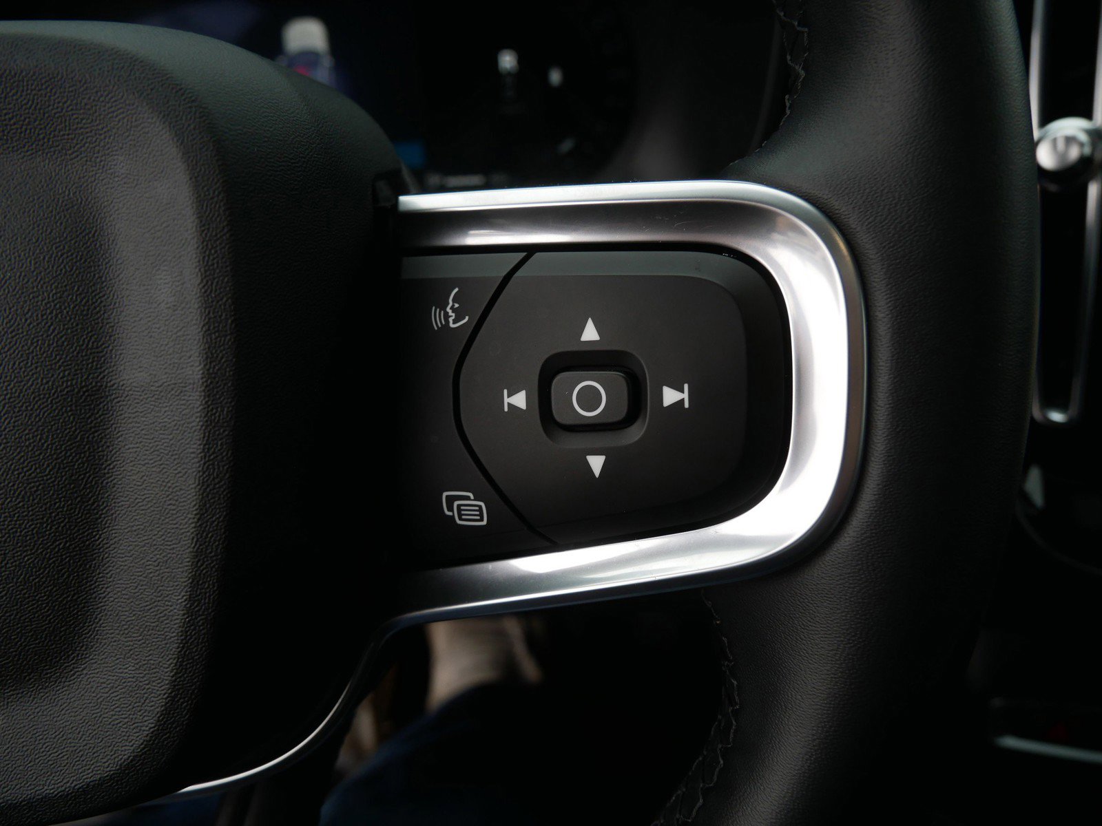 Certified 2025 Volvo XC40 B5 Plus image 27