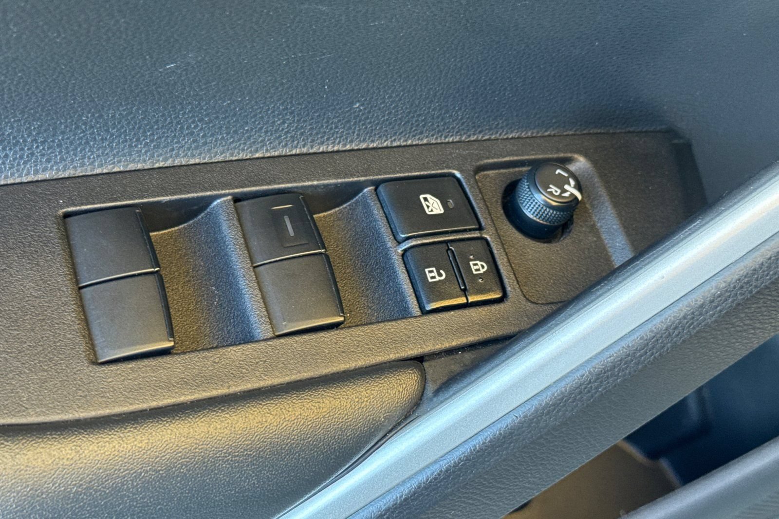 Used 2025 Toyota Corolla Cross AWD Hybrid image 13