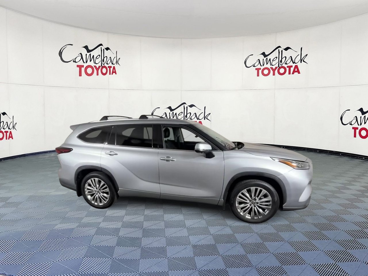 Used 2025 Toyota Highlander Platinum AWD/4WD image 2