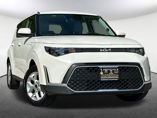 Used 2025 Kia Soul LX FWD image 2