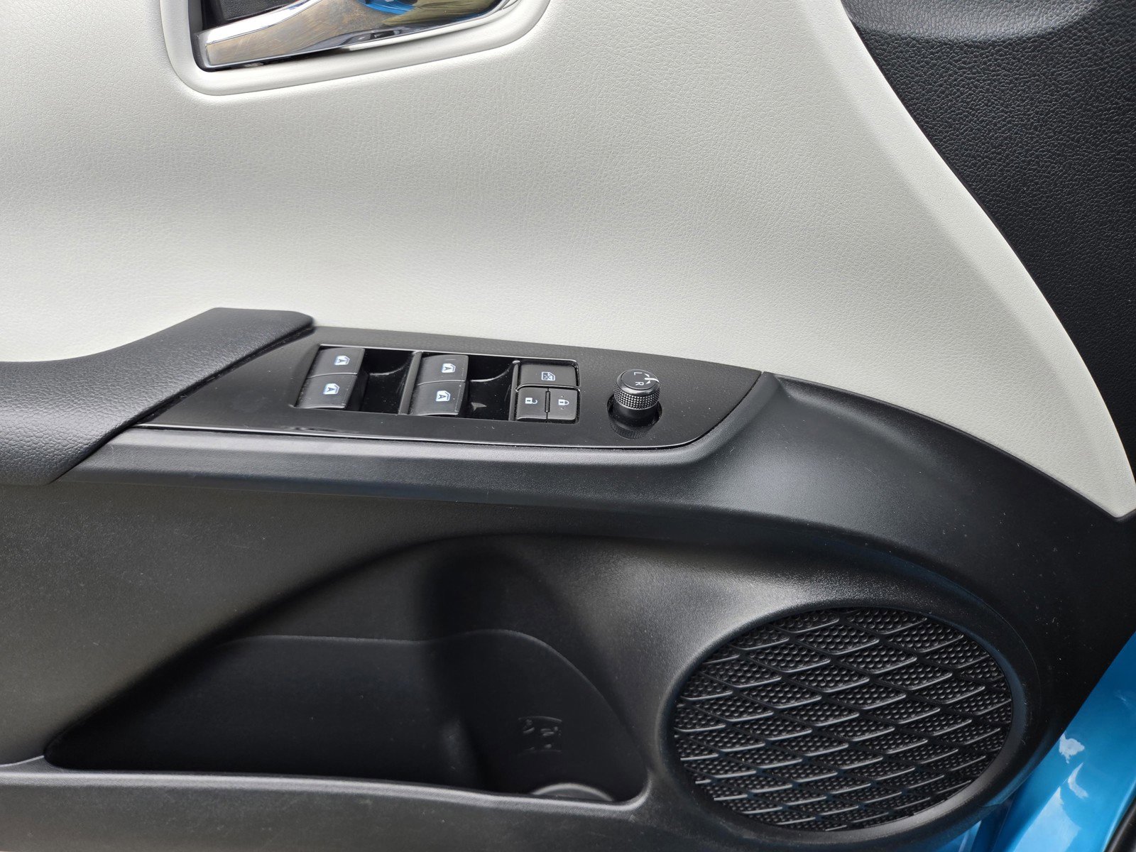 Used 2017 Toyota Prius Prime Advanced image 23