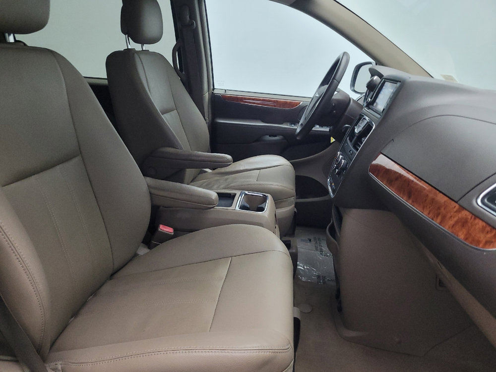 Used 2015 Chrysler Town & Country LX image 21