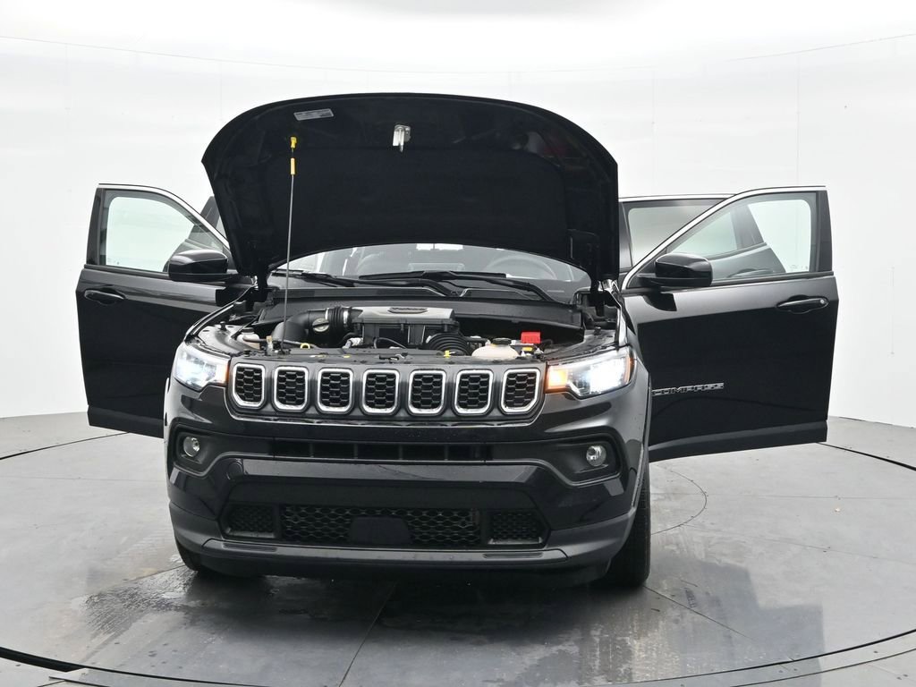 Used 2025 Jeep Compass Latitude image 40