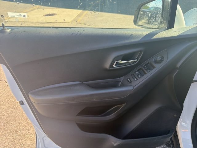 Used 2017 Chevrolet Trax LT w/ LT Convenience Package FWD image 10