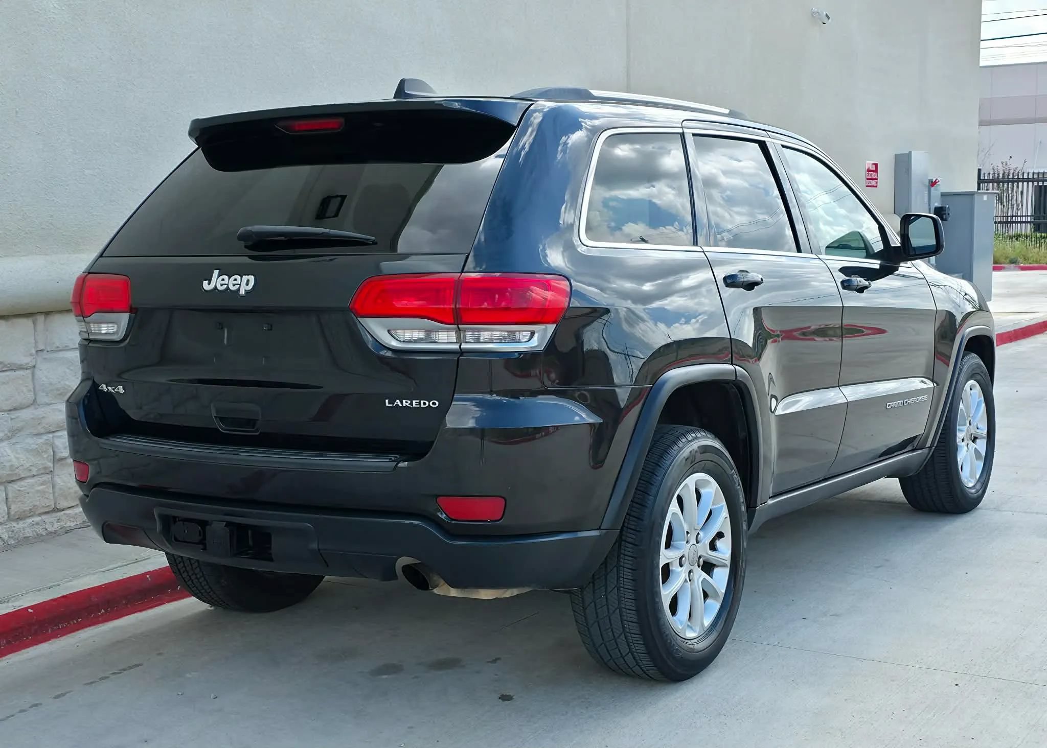 Used 2014 Jeep Grand Cherokee Laredo w/ Security & Convenience Group AWD/4WD image 3