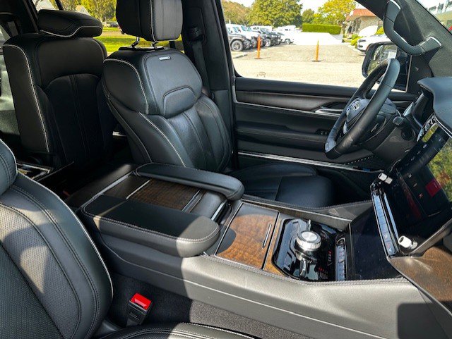 Used 2023 Jeep Grand Wagoneer Series II w/ Premium Group II AWD/4WD image 3