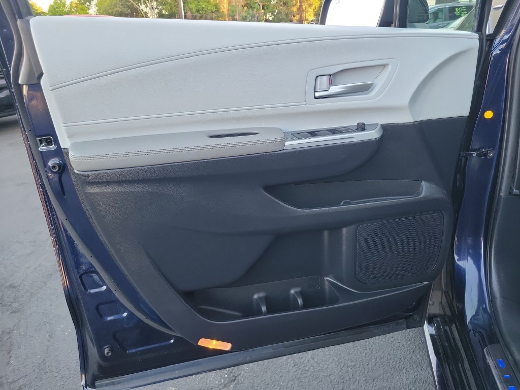 Used 2025 Toyota Sienna XLE w/ XLE Plus Package FWD image 21