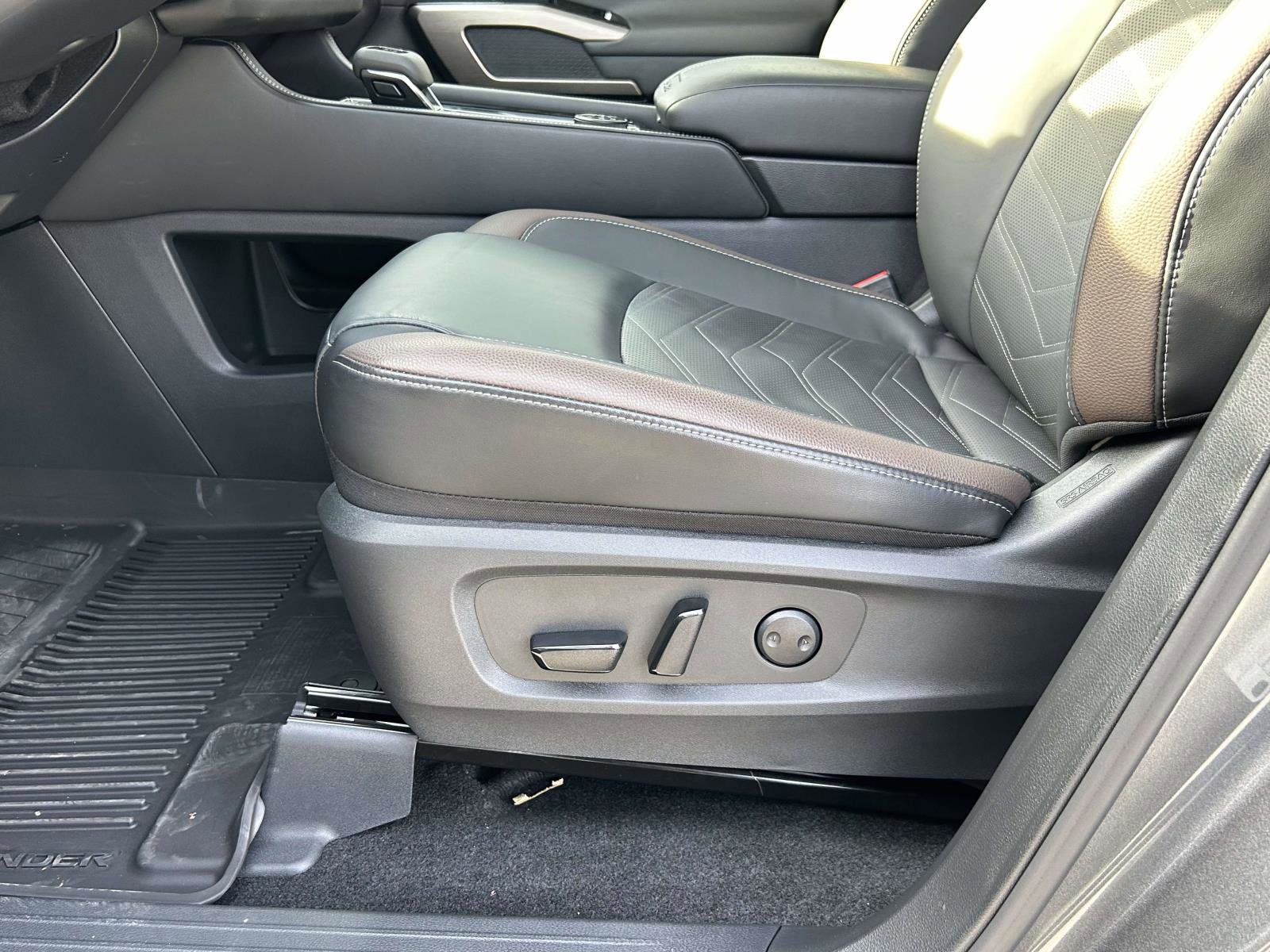 Used 2025 Nissan Pathfinder Platinum w/ Cargo Package image 20