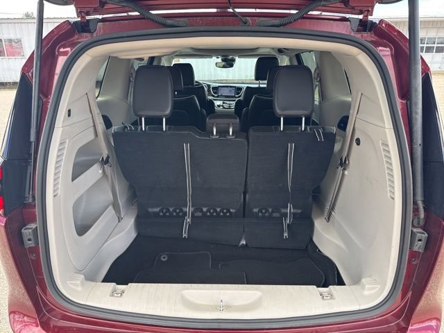 Used 2023 Chrysler Pacifica Limited FWD image 17
