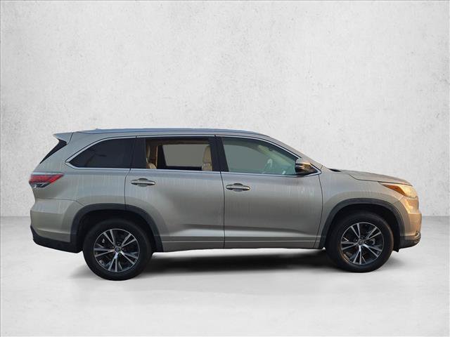 Used 2016 Toyota Highlander XLE FWD image 4
