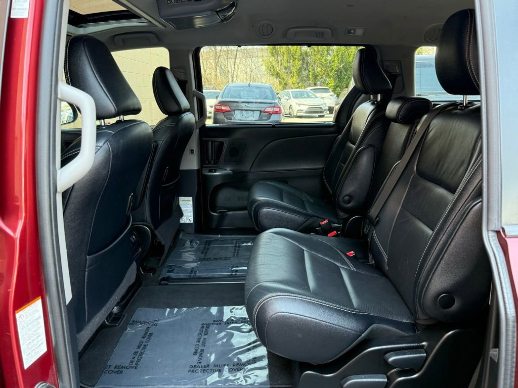 Used 2019 Toyota Sienna SE w/ SE Preferred Package FWD image 16