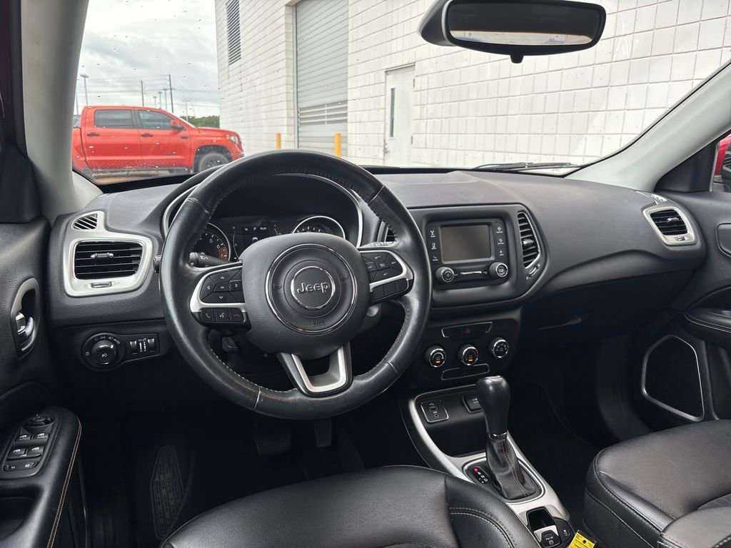 Used 2018 Jeep Compass Latitude FWD image 2
