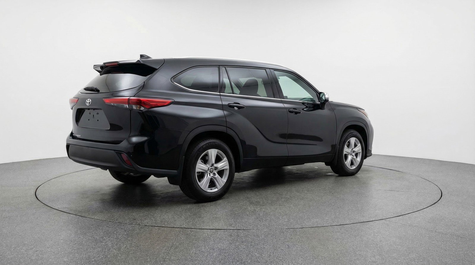 Used 2025 Toyota Highlander LE FWD image 9
