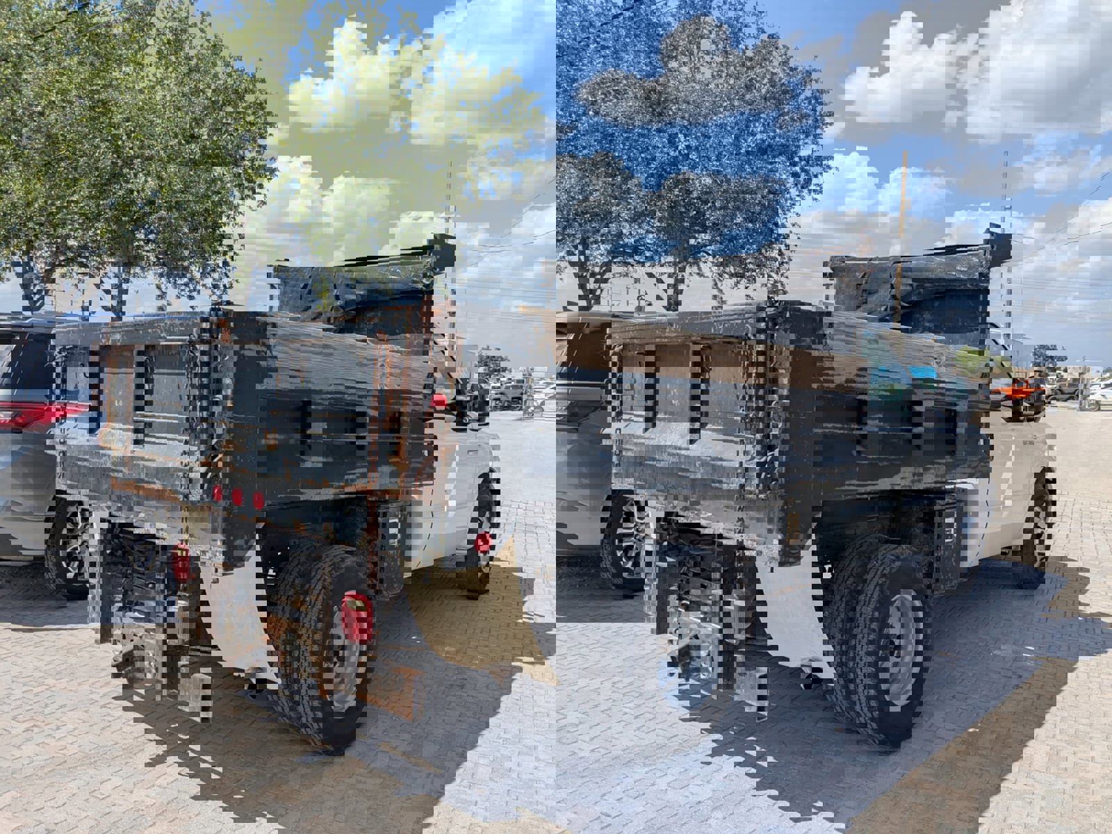 Used 2005 Ford F350 XL image 3