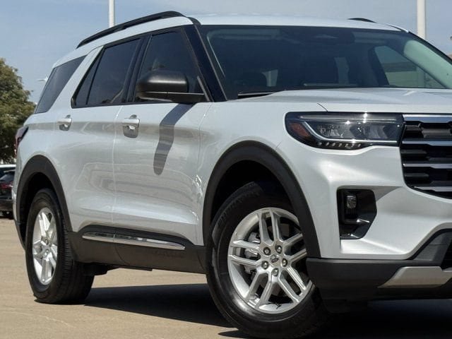 Used 2025 Ford Explorer Active w/ Active Comfort Package RWD image 3